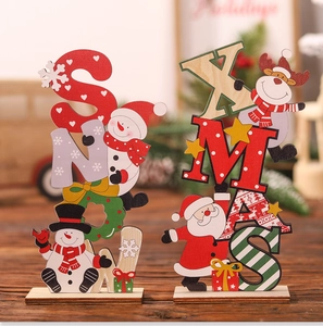 Dettaglio dei decori natalizi da tavolo in legno dipinto a mano SNOW e XMAS