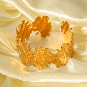 Minimalistisches Armband aus 18K vergoldetem Edelstahl mit fein graviertem Blatt-Design