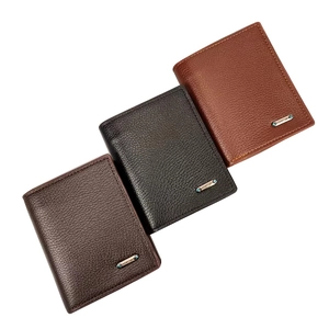 Detalle de carteras para hombre en negro, café y marrón con textura de cuero litchi