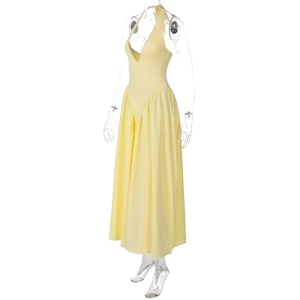 Detailansicht gelbes Halter-Maxikleid mit tiefem V-Ausschnitt und fließendem Faltenrock