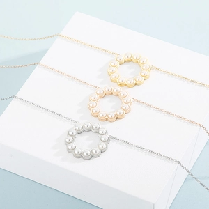 Dettaglio di ciondoli con perle tonde in acciaio inossidabile oro, rosa e argento