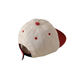 Casquette de baseball bébé beige et rouge avec oreilles d'ours et sangle réglable