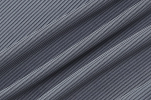 Gros plan détaillé montrant la texture en maille côtelée grise et la qualité du tissu