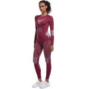 Détails de l'ensemble de fitness bordeaux sans couture avec textures tricotées blanches