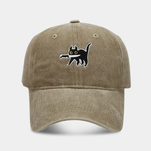 Détail de la broderie chat noir assassin sur une casquette vintage délavée