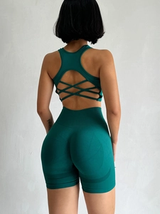 Dunkelgrünes nahtloses Yoga-Set mit Cross-Back Sport-BH und High-Waist Shorts