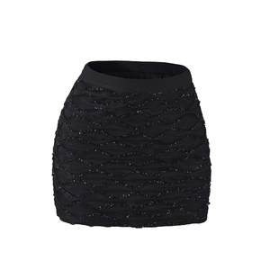 Gros plan détaillé des paillettes ondulées et du tissu texturé sur la mini-jupe noire