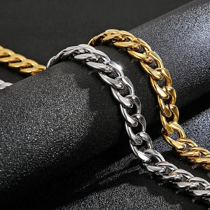 Makro-Detail polierter Panzerketten aus Edelstahl in Gold- und Silber-Ausführung