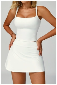Detalle de la camiseta deportiva blanca de cuello cuadrado y falda de tenis de talle alto
