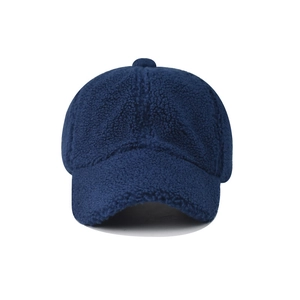 Dettaglio ravvicinato del berretto da baseball in lana d'agnello blu navy e calda sherpa