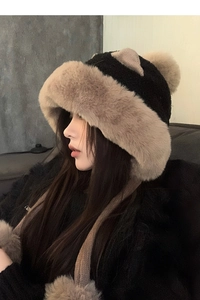 Dettaglio del cappello in maglia nera con bordo in ecopelliccia e orecchie da gatto