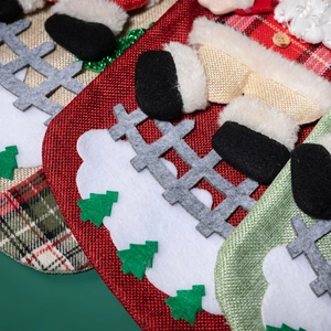 Chaussettes de Noël à carreaux avec Père Noël et bonhomme de neige en feutrine douce