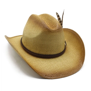 Chapeau de cowboy en paille classique avec bord dégradé et plumes décoratives pour le soleil