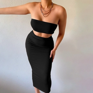 Détail d'un ensemble haut bustier noir ajusté et jupe midi assortie sur mannequin
