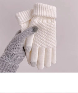 Dettaglio di guanti invernali in maglia con funzione touch e polsini spessi a rombi