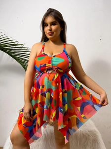 Detailansicht des bunten Badeanzugs mit abstraktem Print, Raffung und asymmetrischem Saum