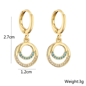 Detail of 18K gold geometric earrings with size 2.7cm length and turquoise beads