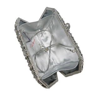 Dettaglio borsa da sera argento con strass e catena metallica sottile rimovibile