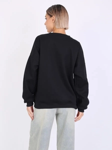 Rückansicht eines schwarzen Oversize-Sweatshirts für Damen mit Rundhals und Rippbündchen
