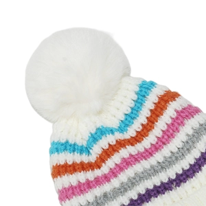 Dettaglio della maglia a righe arcobaleno e del pompon bianco sul cappello invernale