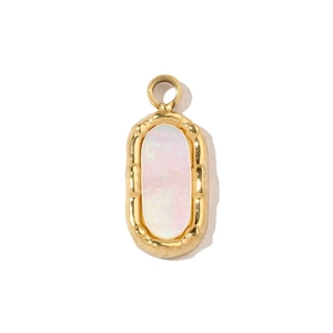 Détail de pendentif ovale doré avec bord perlé et incrustation en nacre rose irisée