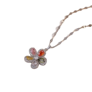 Collier fleur en zircon coloré avec pendentif pétales sur chaîne or rose