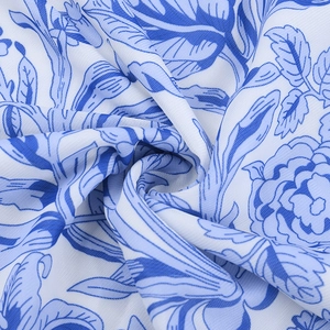 Vue macro détaillée de la texture du tissu floral bleu et blanc avec maille respirante