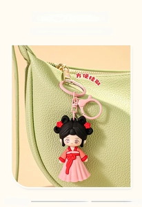 Nahaufnahme eines niedlichen Hanfu-Mädchen-Anhängers an einem grünen Lederrucksack
