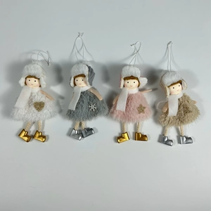 Vue détaillée de quatre anges de Noël en peluche blanc, gris, rose et beige avec chapeaux