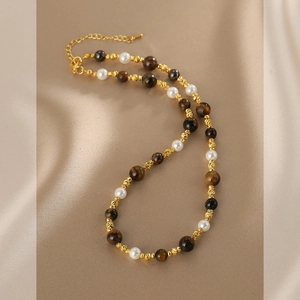 Collier vintage perles et œil de tigre avec détails dorés sur tissu en soie