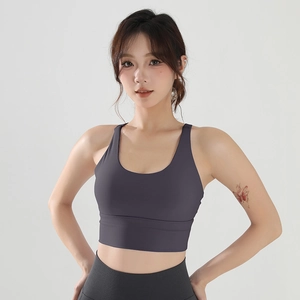 Détail de soutien-gorge de sport à maintien élevé avec large bande de base et bretelles