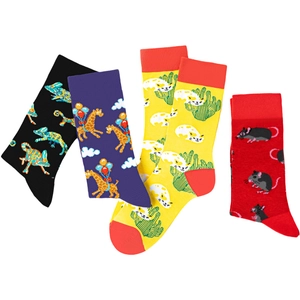 Détails de maille des chaussettes colorées aux motifs d'animaux comme le caméléon
