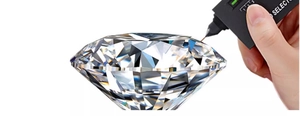 Makroaufnahme eines Moissanit-Herzohrrings beim Test mit einem Diamantprüfgerät