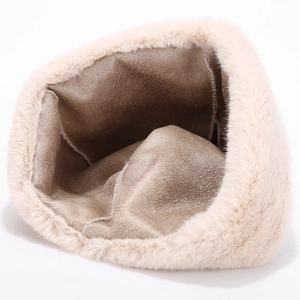 Bonnet oreilles de chat en fausse fourrure beige avec texture douce et doublure chaude