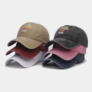 Détail de casquettes de baseball en coton délavé avec broderie de lettres
