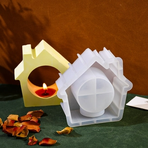 Detail van siliconen mal voor kerstboomhuisje met afgewerkte kandelaar en waxinelichtje