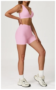 Détail de l'ensemble de yoga rose brossé avec soutien-gorge col en V et short taille haute