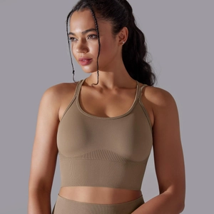 Gros plan du soutien-gorge de sport sans couture kaki avec bande côtelée et maille