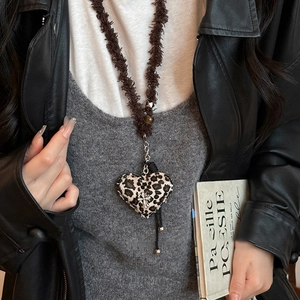 Collana con ciondolo a cuore in peluche con stampa leopardata e croce d'argento marrone