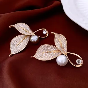 Elegante Spilla A Foglia Rame Placcato Oro 18K Con Perla Artificial Di Conchiglia E Zirconia Per Donna Accessorio Matrimonio Lusso