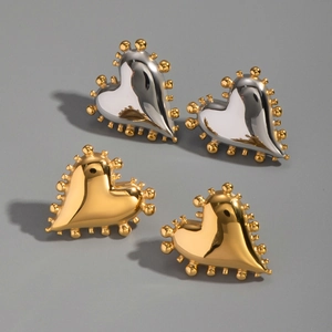 Détails des boucles d'oreilles cœur géométriques en finitions or et argent polies