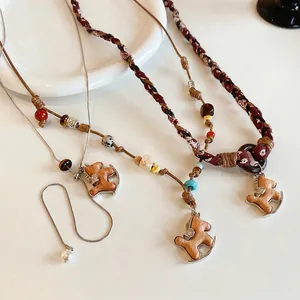 Collana minimalista con ciondolo cavallo a dondolo in legno e cordoncino in pelle