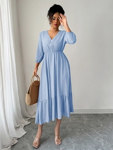 Robe mi-longue bleue à pois, col en V, ourlet à volants et boutons pour femme élégante