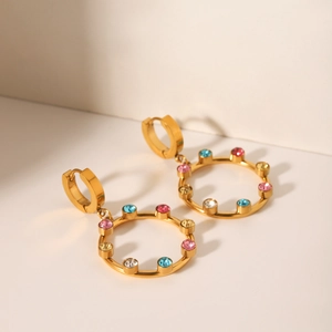 Boucles d'oreilles créoles en acier plaqué or 18K avec charmes en pierres colorées