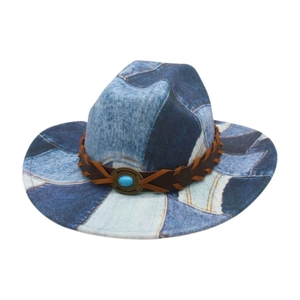 Western-Patchwork-Jeanshut mit braunem Lederband und türkisfarbenem Schmuckstein