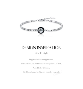 Détail du bracelet tennis en argent avec breloque en émail noir et cristaux carrés