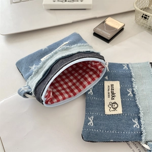 Detail von Denim-Geldbörsen mit Sternen und Schleifen, Karofutter und Fransen-Details