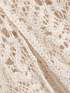 Gros plan détaillé sur un élégant tissu en maille ajourée beige aux motifs crochet