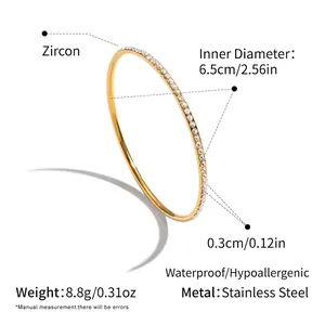 Detailansicht eines Gold-Edelstahlarmbands mit Zirkonia und 6,5 cm Innendurchmesser Maßen