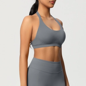 Détail du soutien-gorge de sport dos nu sans couture et leggings de yoga taille haute gris foncé